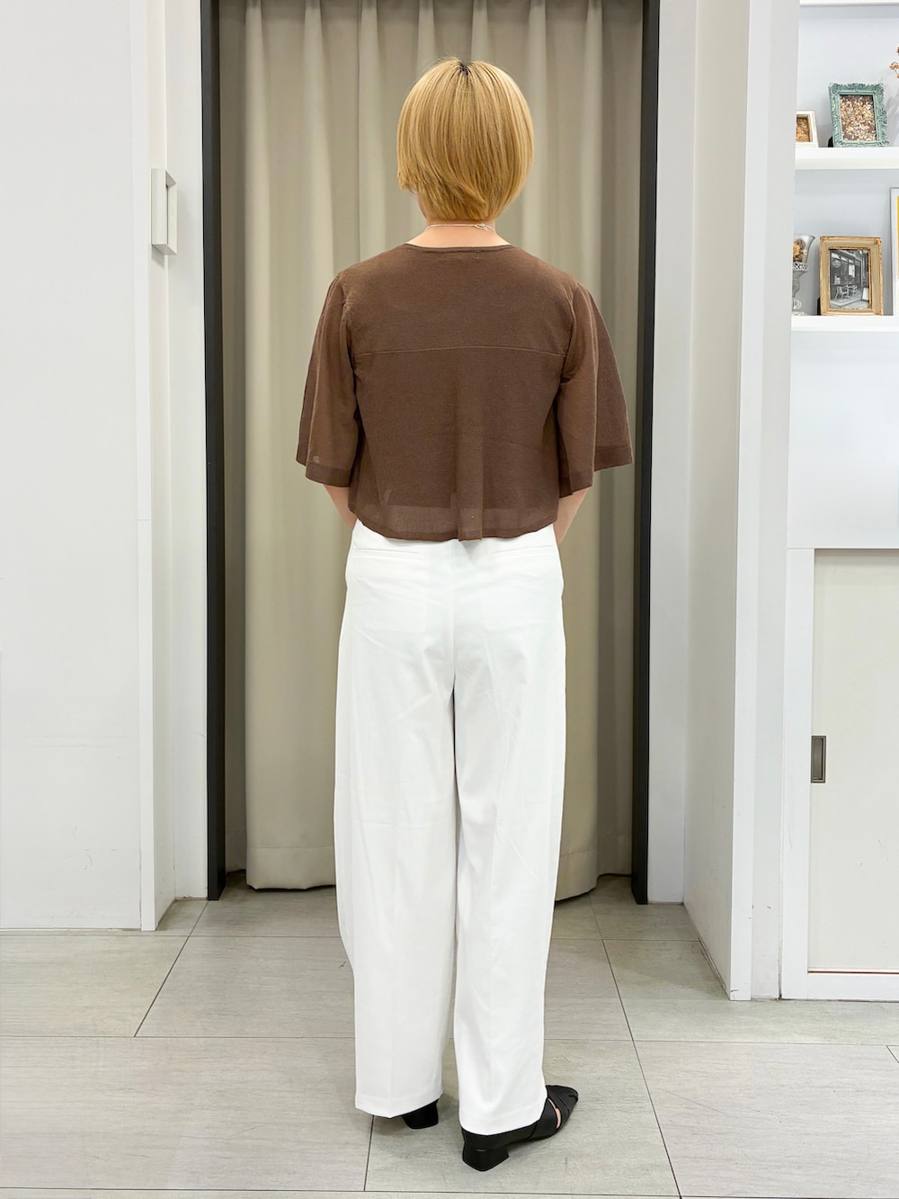 ブラウン系のニット/セーター、ホワイト系のその他パンツ、ベージュ系のトートバッグを着用したレディースの夏コーディネートの4枚目の写真