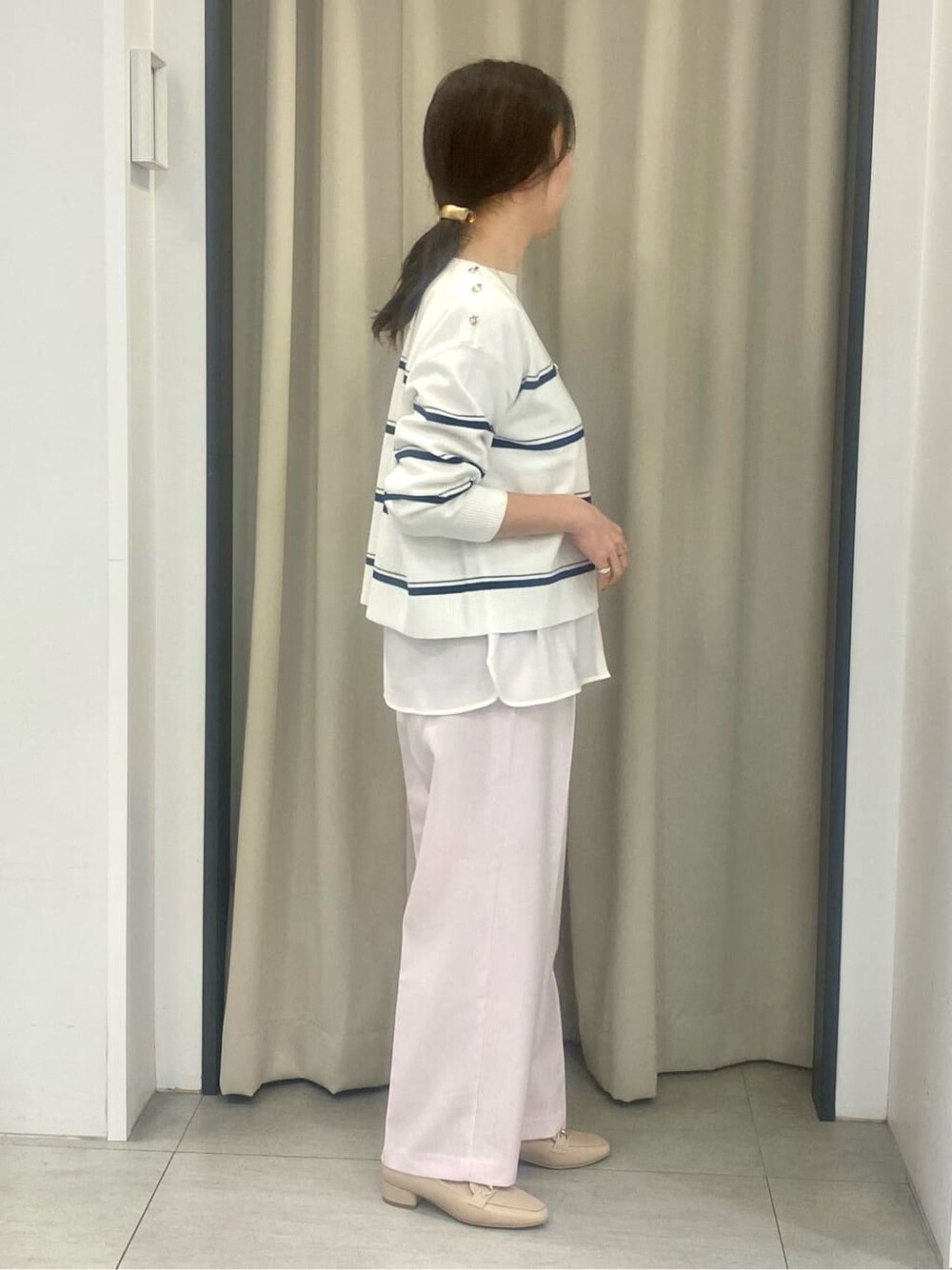 ホワイト系のニット/セーター、ホワイト系のTシャツ/カットソー、ピンク系のその他パンツを着用したレディースの冬コーディネートの2枚目の写真