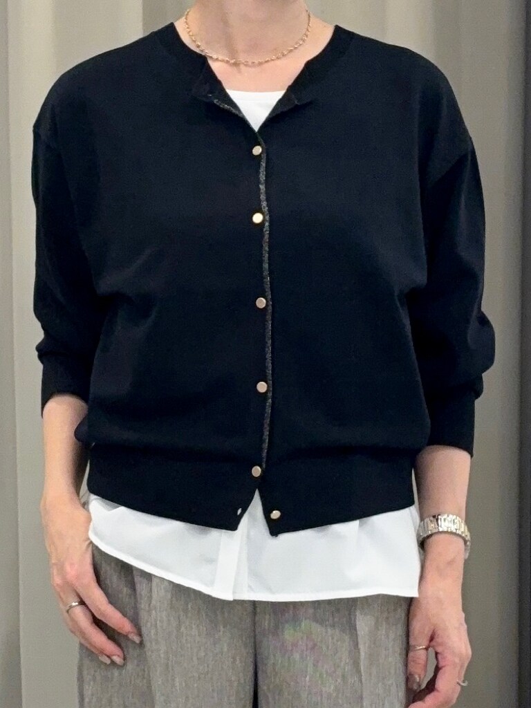 ブラック系のカーディガン/ボレロ、ホワイト系のタンクトップ、ベージュ系のその他パンツを着用したレディースの秋コーディネートの4枚目の写真
