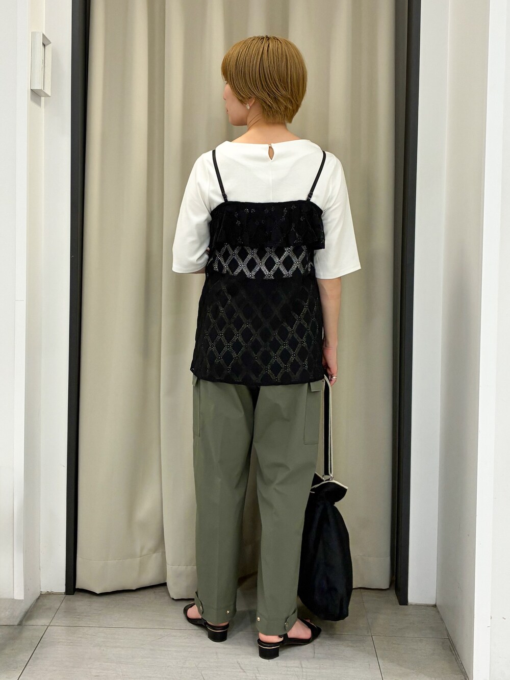 ブラック系のタンクトップ、ホワイト系のTシャツ/カットソー、グリーン系のその他パンツを着用したレディースの春コーディネートの3枚目の写真