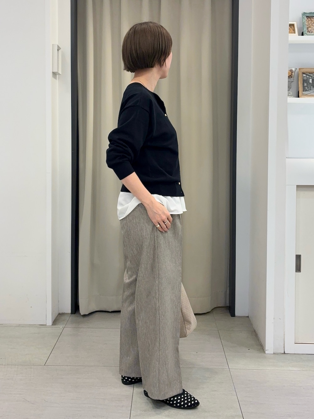 ブラック系のカーディガン/ボレロ、ホワイト系のタンクトップ、ベージュ系のその他パンツを着用したレディースの秋コーディネートの2枚目の写真