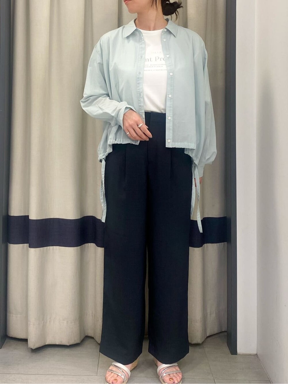 ホワイト系のTシャツ/カットソー、ブルー系のその他パンツ、ホワイト系のトートバッグを着用したレディースの夏コーディネートの4枚目の写真