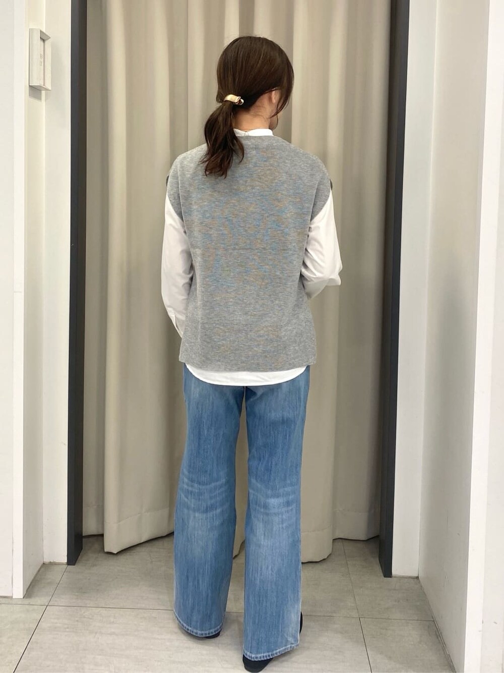 グレー系のシャツ/ブラウス、ブルー系のデニムパンツ、ブラック系のショルダーバッグを着用したレディースの冬コーディネートの3枚目の写真