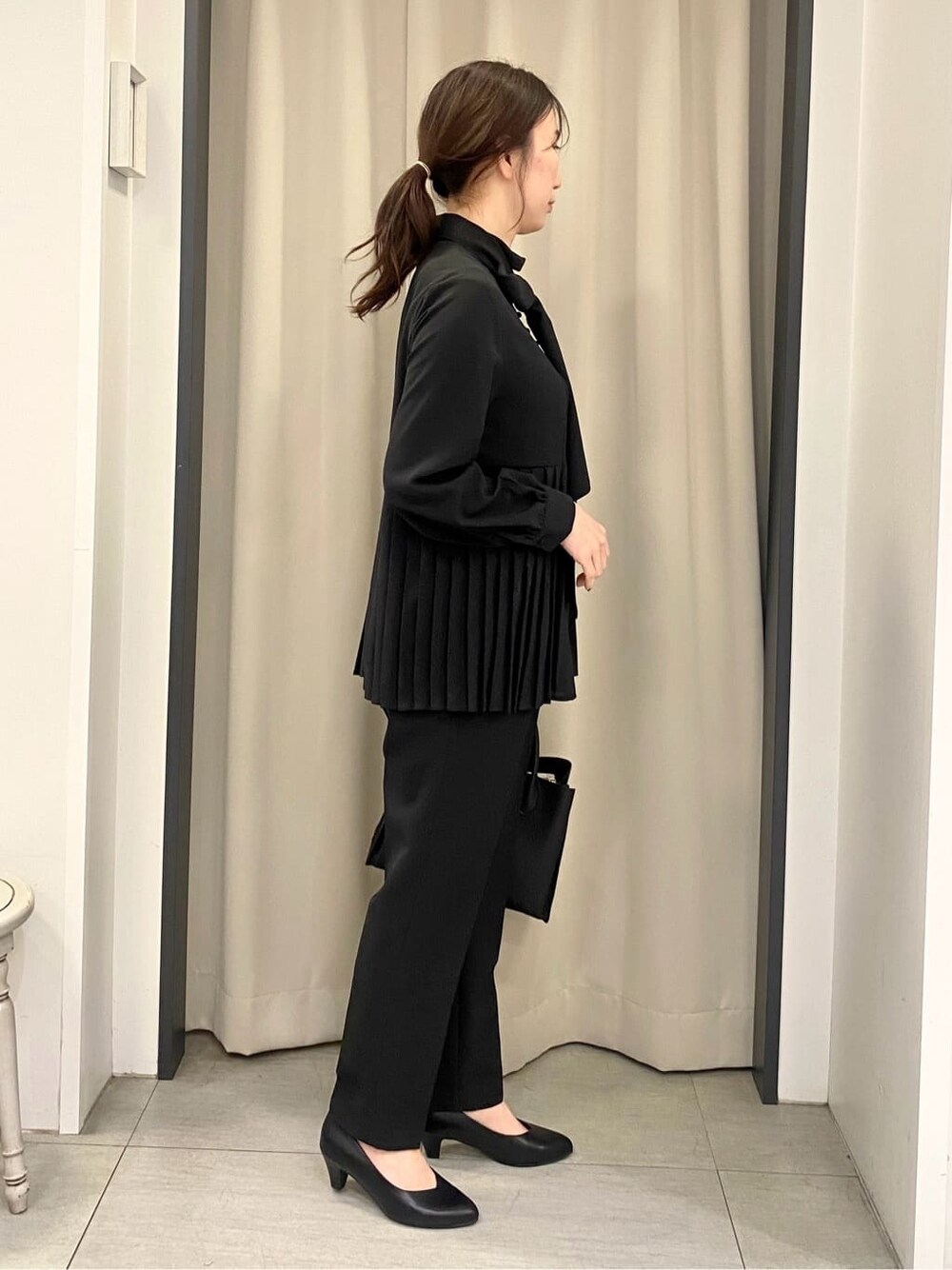 ブラック系のシャツ/ブラウス、ブラック系のその他パンツ、ブラック系のトートバッグを着用したレディースの冬コーディネートの2枚目の写真