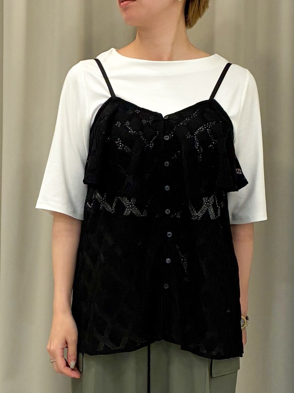 ブラック系のタンクトップ、ホワイト系のTシャツ/カットソー、グリーン系のその他パンツを着用したレディースの春コーディネートの4枚目の写真
