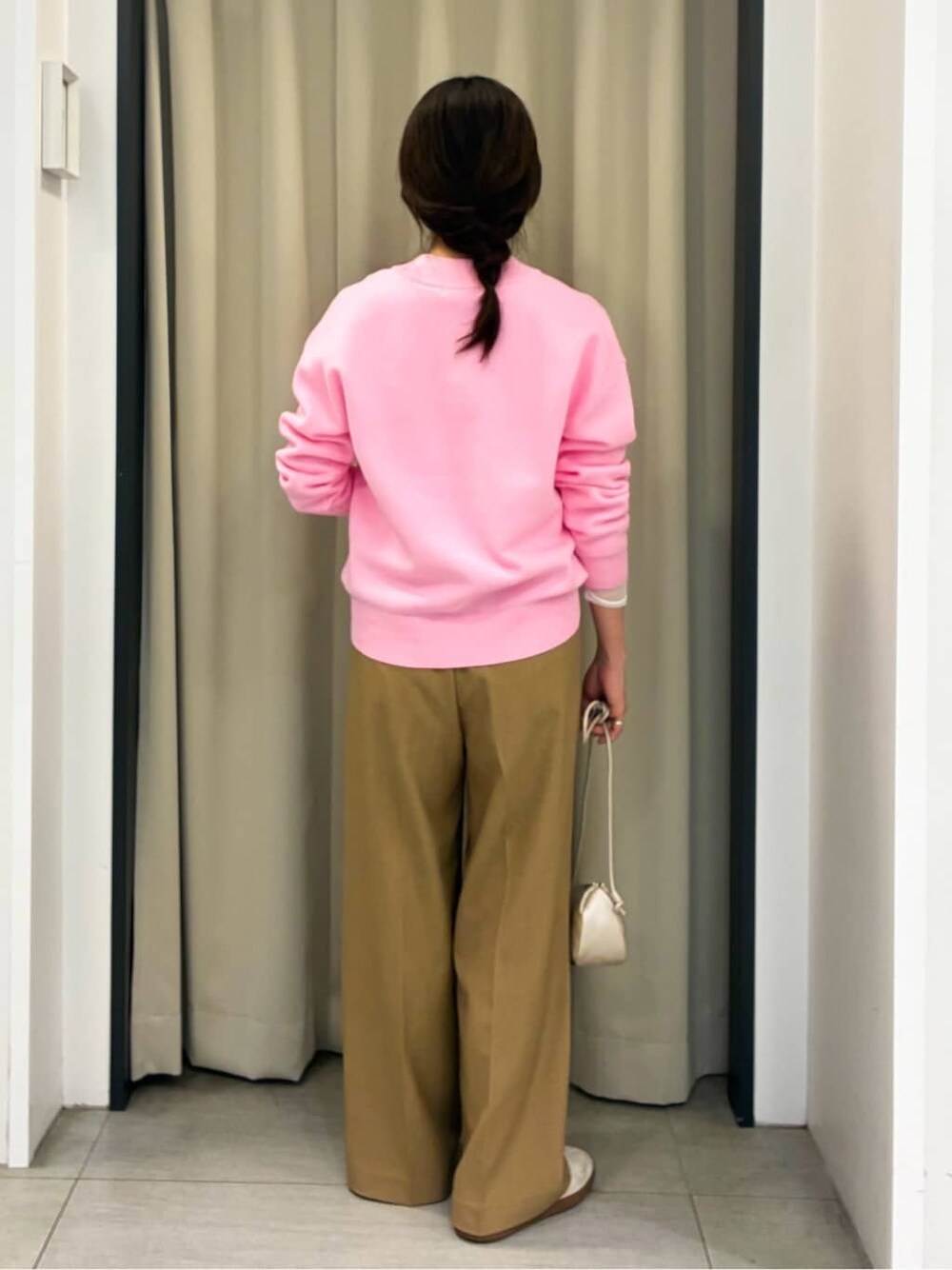 ピンク系のニット/セーター、ホワイト系のTシャツ/カットソー、ブラウン系のその他パンツを着用したレディースの春コーディネートの3枚目の写真