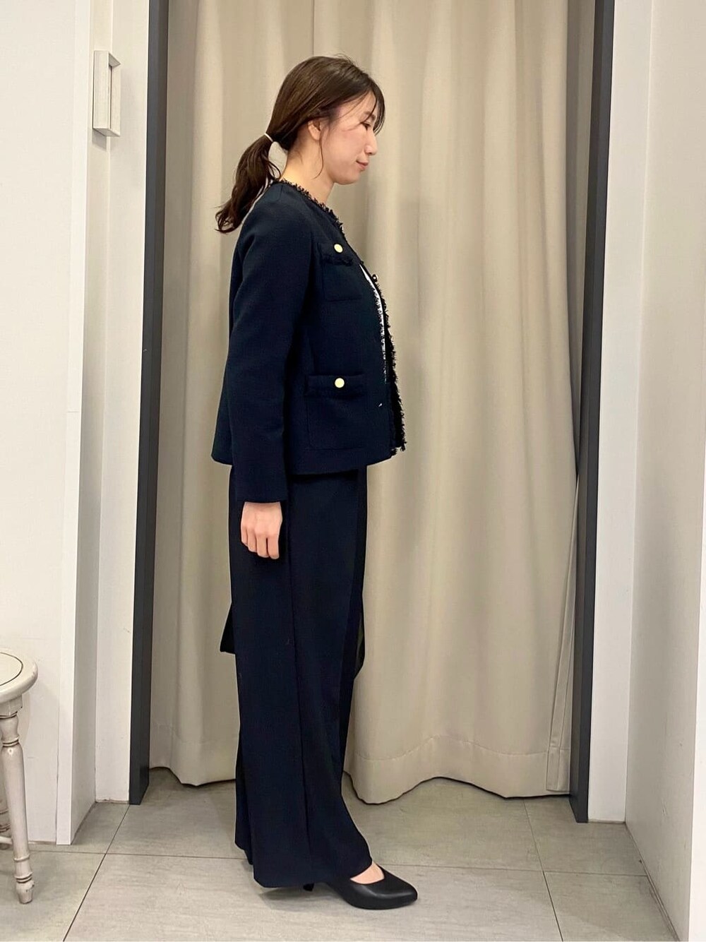 ブルー系のノーカラージャケット、ホワイト系のシャツ/ブラウス、ブルー系のその他パンツを着用したレディースの冬コーディネートの2枚目の写真