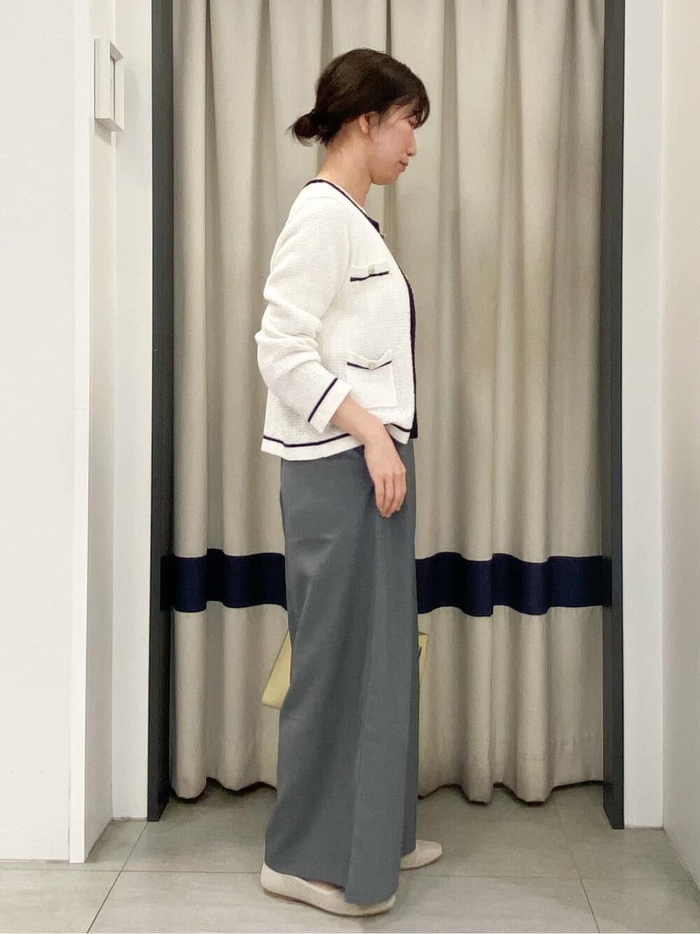 ホワイト系のカーディガン/ボレロ、ホワイト系のニット/セーター、グレー系のその他パンツを着用したレディースの春コーディネートの2枚目の写真