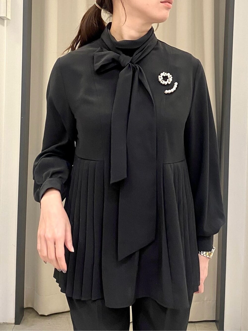 ブラック系のシャツ/ブラウス、ブラック系のその他パンツ、ブラック系のトートバッグを着用したレディースの冬コーディネートの4枚目の写真