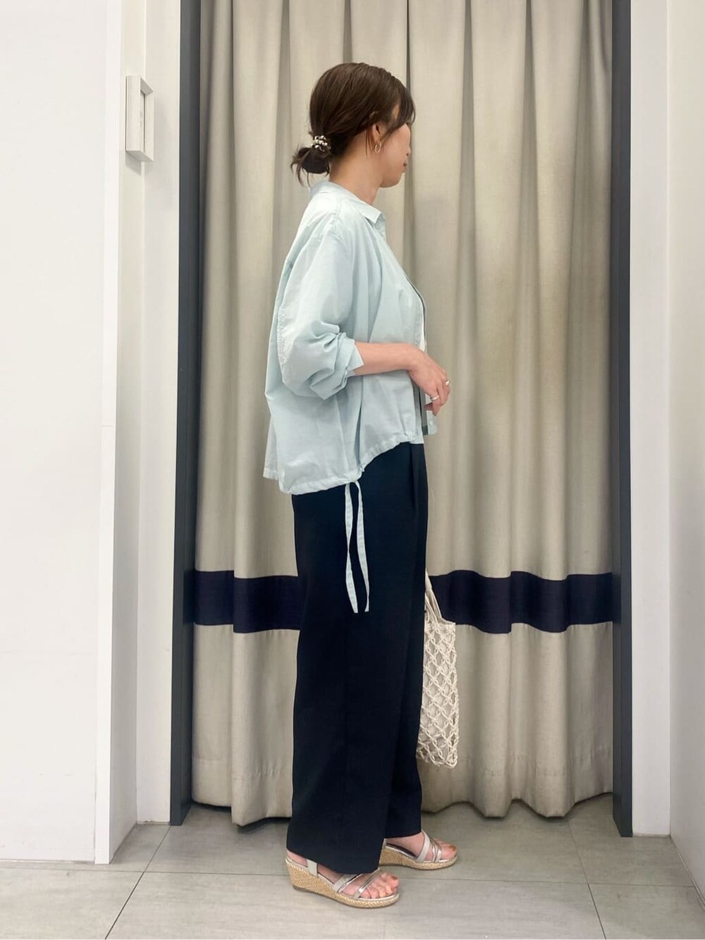 ホワイト系のTシャツ/カットソー、ブルー系のその他パンツ、ホワイト系のトートバッグを着用したレディースの夏コーディネートの2枚目の写真