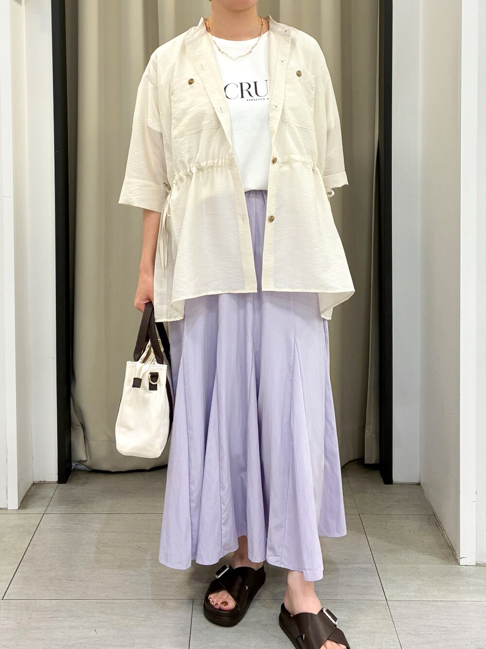 ホワイト系のシャツ/ブラウス、パープル系のスカート、ホワイト系のTシャツ/カットソーを着用したレディースの夏コーディネートの4枚目の写真