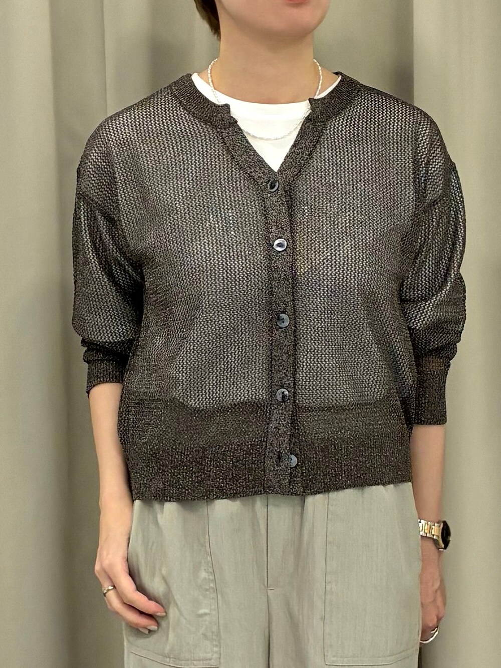 ブラウン系のカーディガン/ボレロ、ホワイト系のTシャツ/カットソー、ベージュ系のその他パンツを着用したレディースの春コーディネートの4枚目の写真