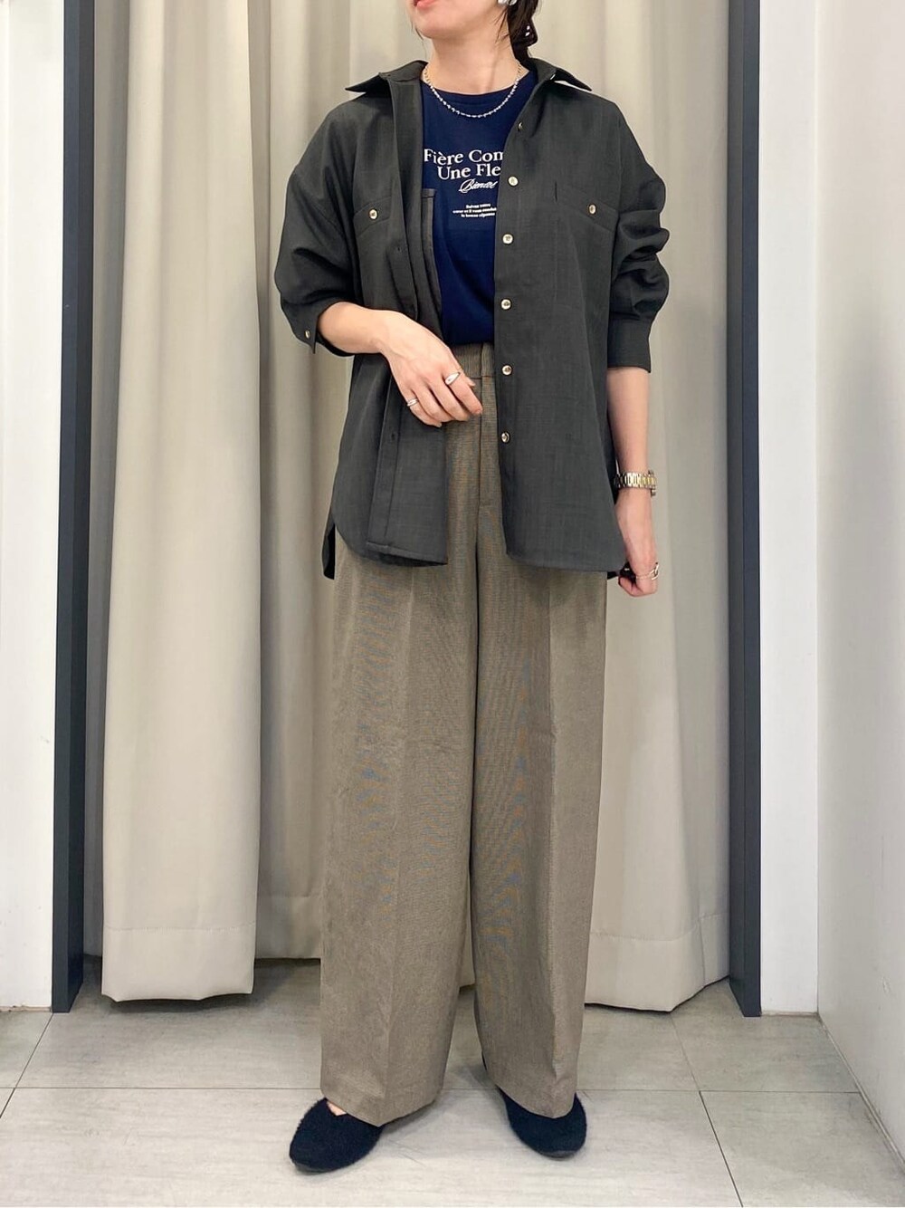 ブラウン系のシャツ/ブラウス、ブルー系のTシャツ/カットソー、ブラウン系のその他パンツを着用したレディースの秋コーディネートの4枚目の写真