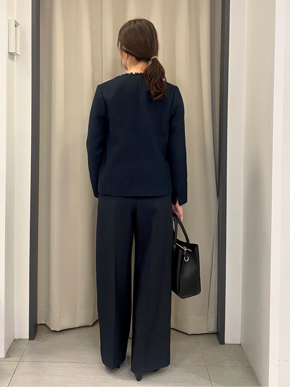 ブルー系のノーカラージャケット、ホワイト系のシャツ/ブラウス、ブルー系のその他パンツを着用したレディースの冬コーディネートの3枚目の写真