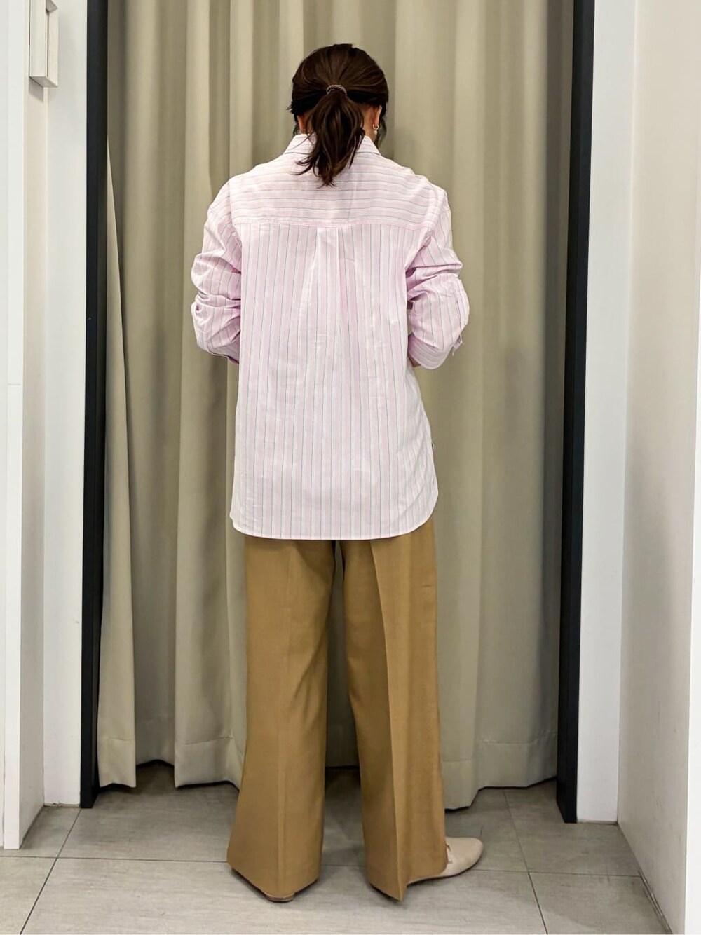 ピンク系のシャツ/ブラウス、ブラウン系のその他パンツを着用したレディースの春コーディネートの3枚目の写真