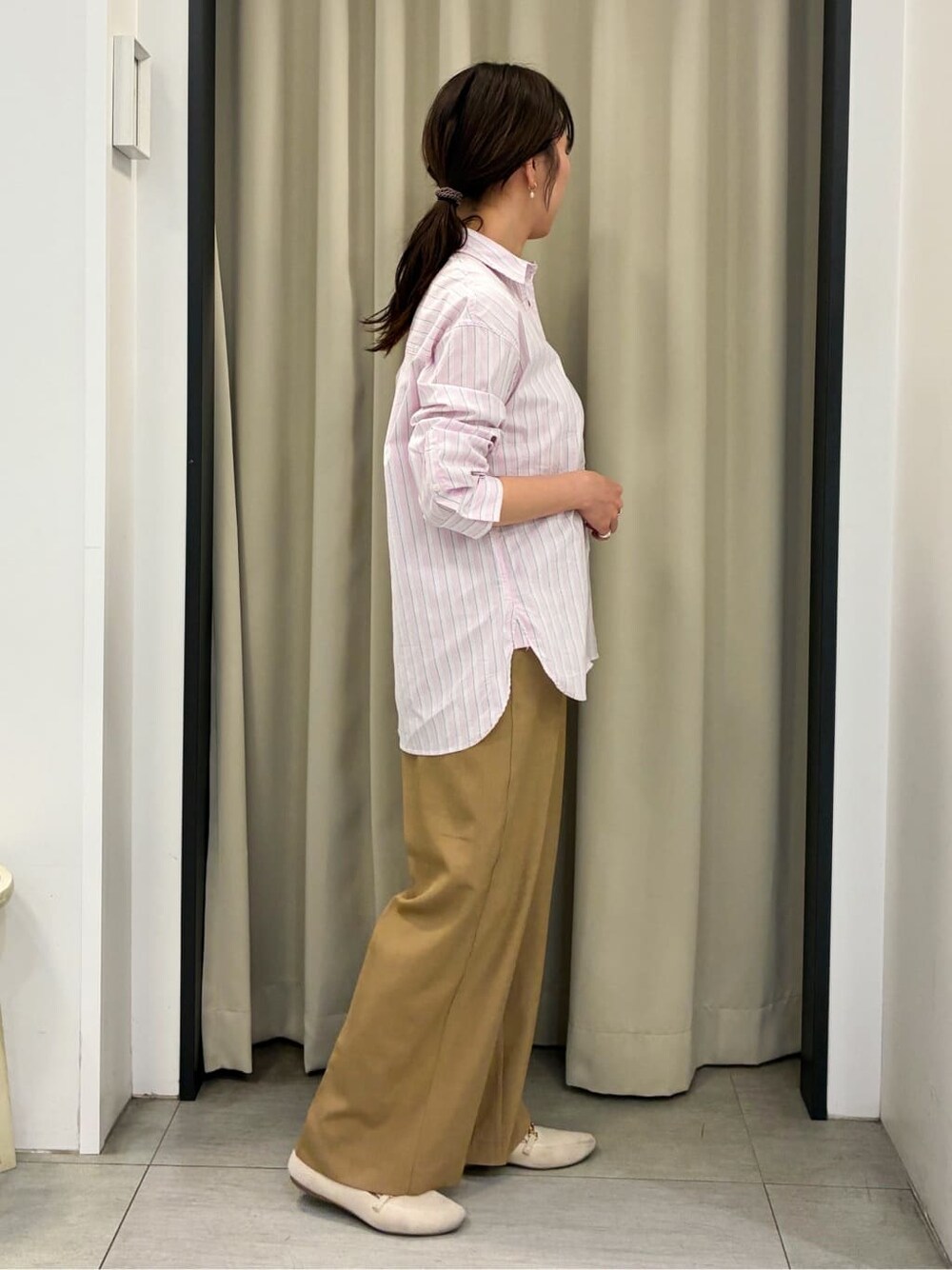 ピンク系のシャツ/ブラウス、ブラウン系のその他パンツを着用したレディースの春コーディネートの2枚目の写真