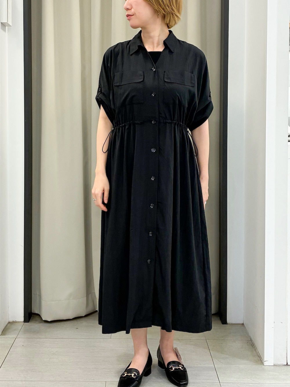 ブラック系のワンピース、ブラック系のTシャツ/カットソー、ブラウン系のショルダーバッグを着用したレディースの夏コーディネートの4枚目の写真
