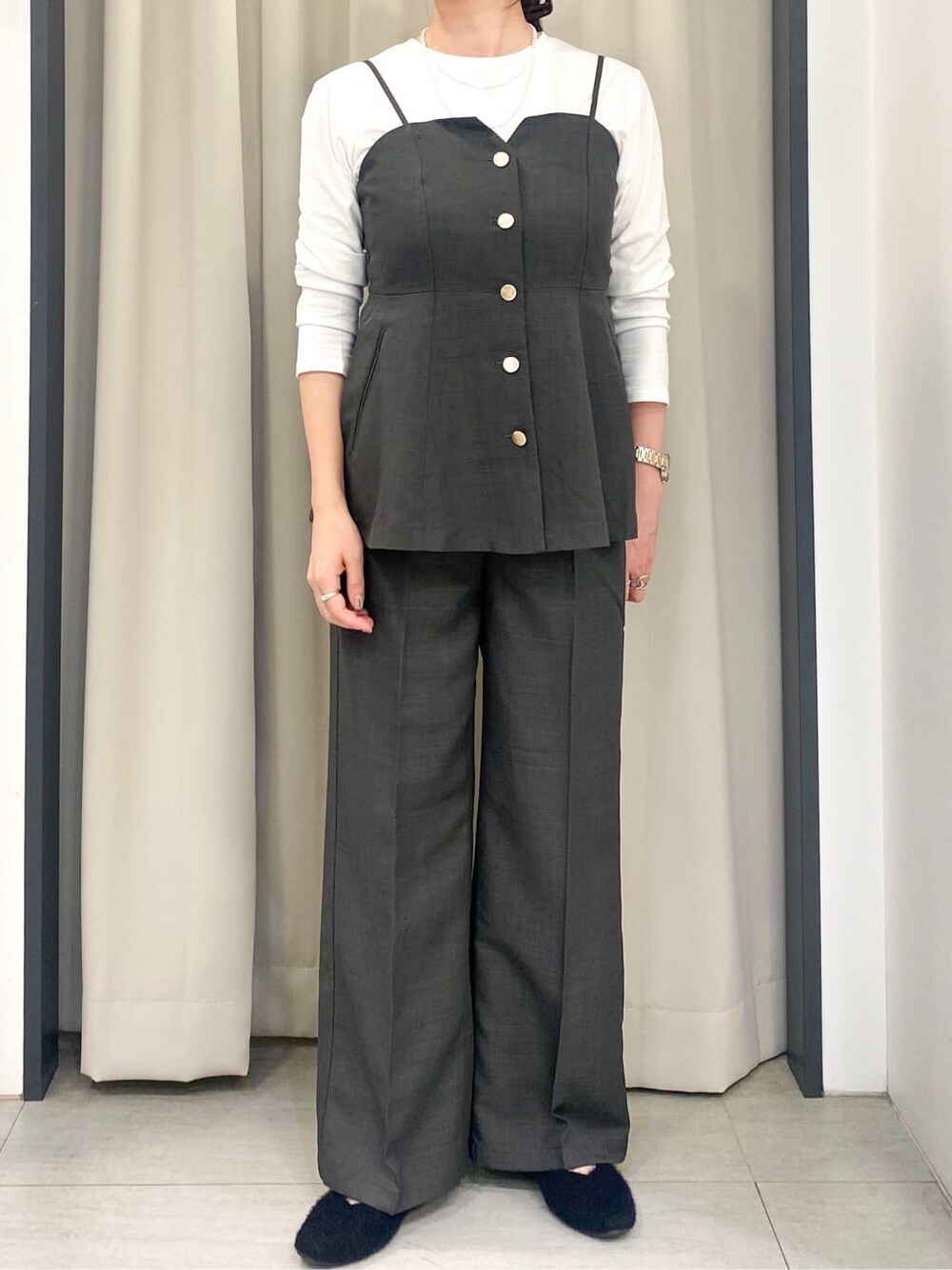 ブラウン系のシャツ/ブラウス、ブラウン系のその他パンツ、ホワイト系のTシャツ/カットソーを着用したレディースの秋コーディネートの4枚目の写真