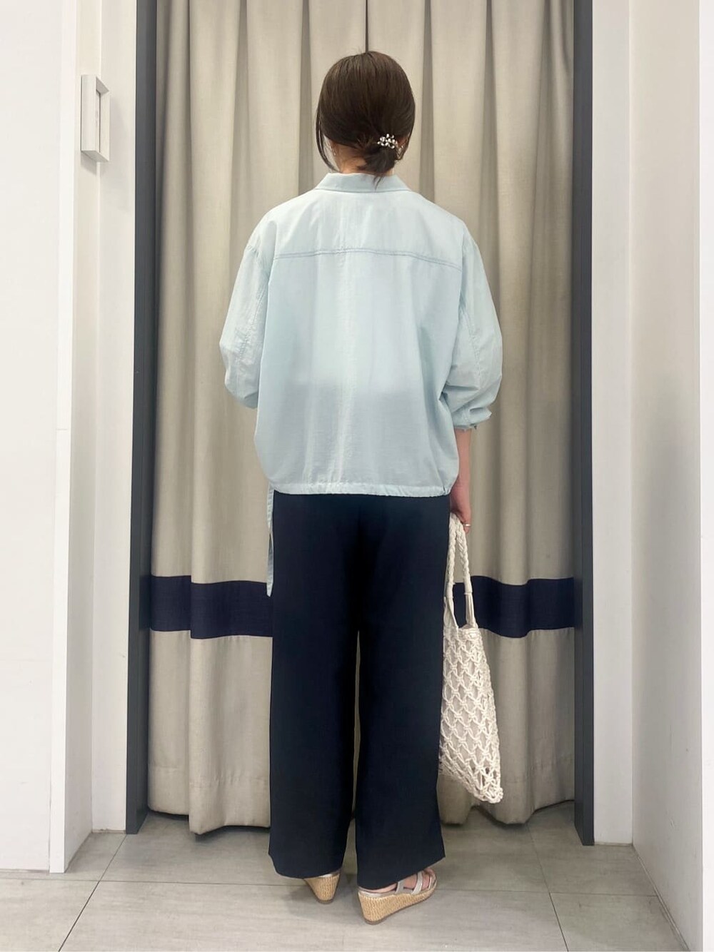 ホワイト系のTシャツ/カットソー、ブルー系のその他パンツ、ホワイト系のトートバッグを着用したレディースの夏コーディネートの3枚目の写真