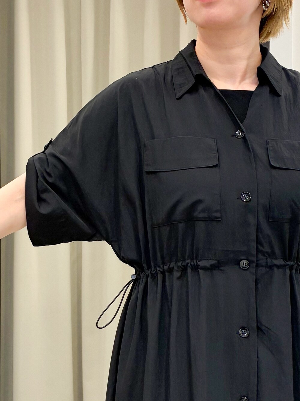 ブラック系のワンピース、ブラック系のTシャツ/カットソー、ブラウン系のショルダーバッグを着用したレディースの夏コーディネートの5枚目の写真