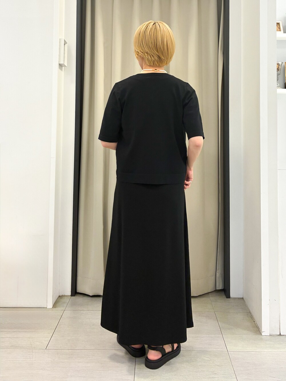 ホワイト系のTシャツ/カットソー、ブラック系のカーディガン/ボレロ、ブラック系のスカートを着用したレディースの夏コーディネートの3枚目の写真