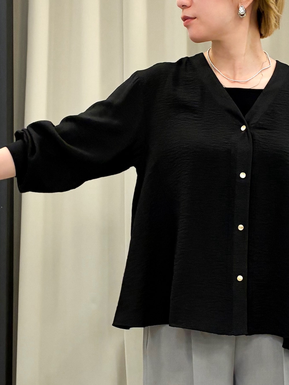ブラック系のカーディガン/ボレロ、ブラック系のタンクトップ、グレー系のその他パンツを着用したレディースの夏コーディネートの4枚目の写真