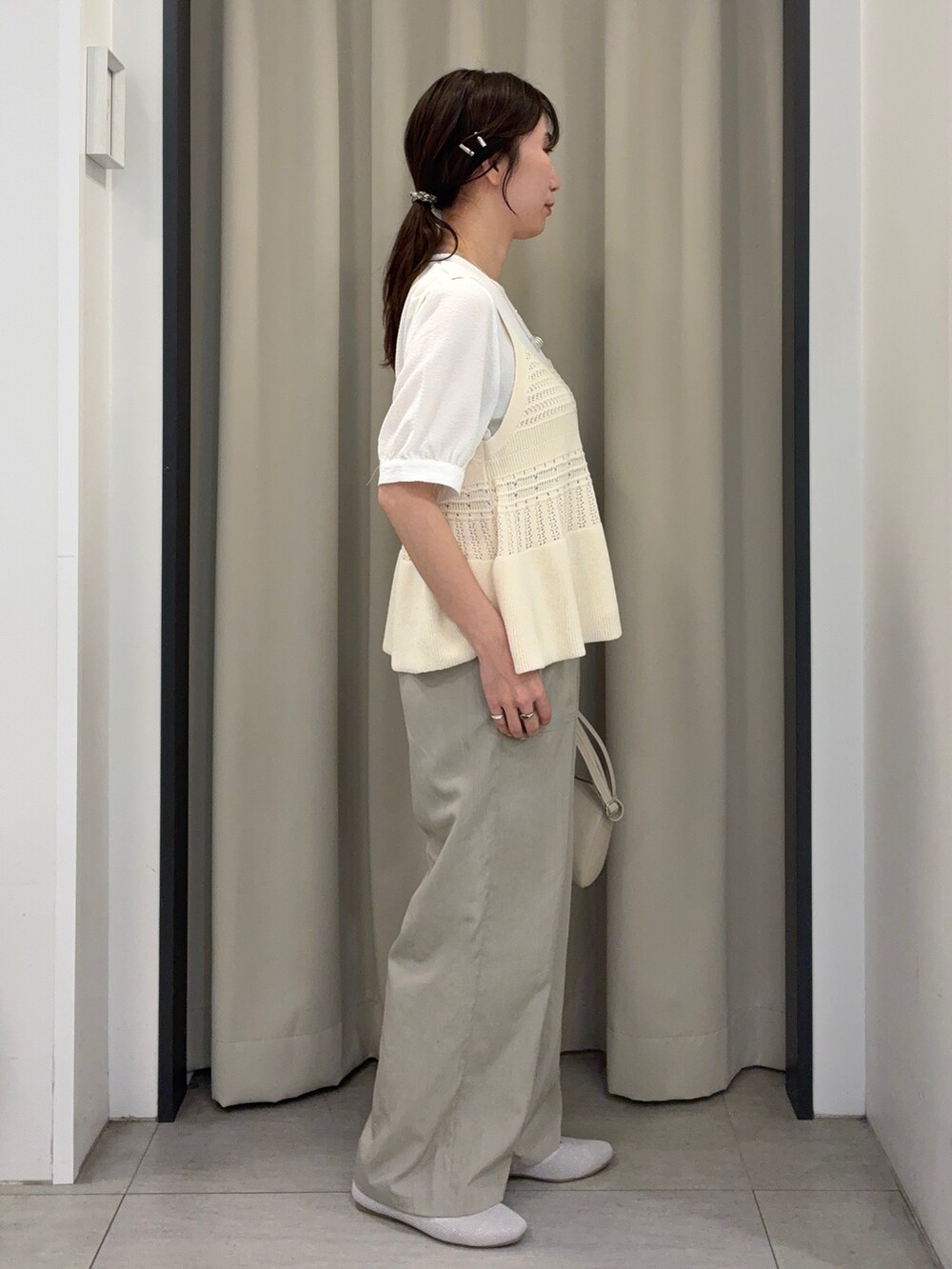 ホワイト系のその他トップス、ベージュ系のその他パンツ、ベージュ系のショルダーバッグを着用したレディースの春コーディネートの2枚目の写真