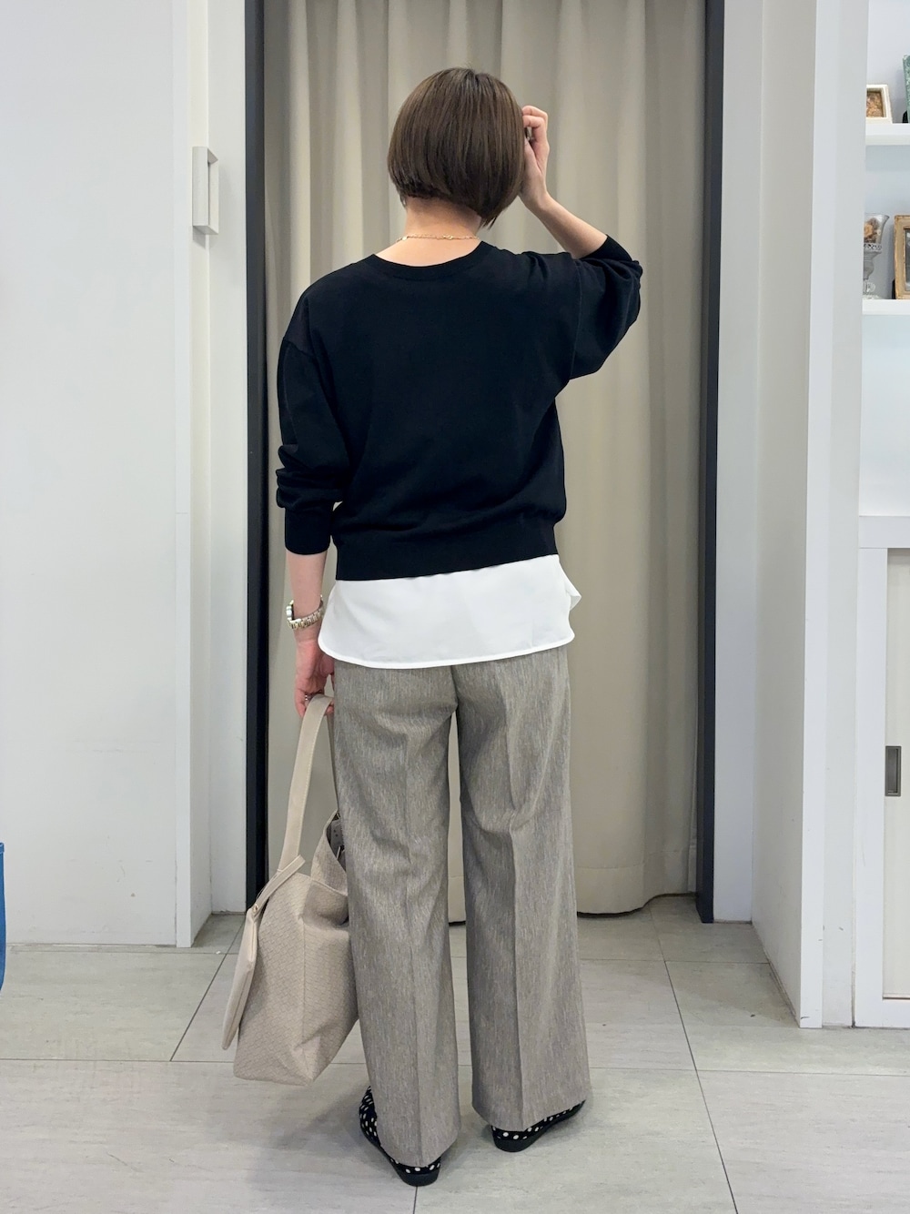 ブラック系のカーディガン/ボレロ、ホワイト系のタンクトップ、ベージュ系のその他パンツを着用したレディースの秋コーディネートの3枚目の写真
