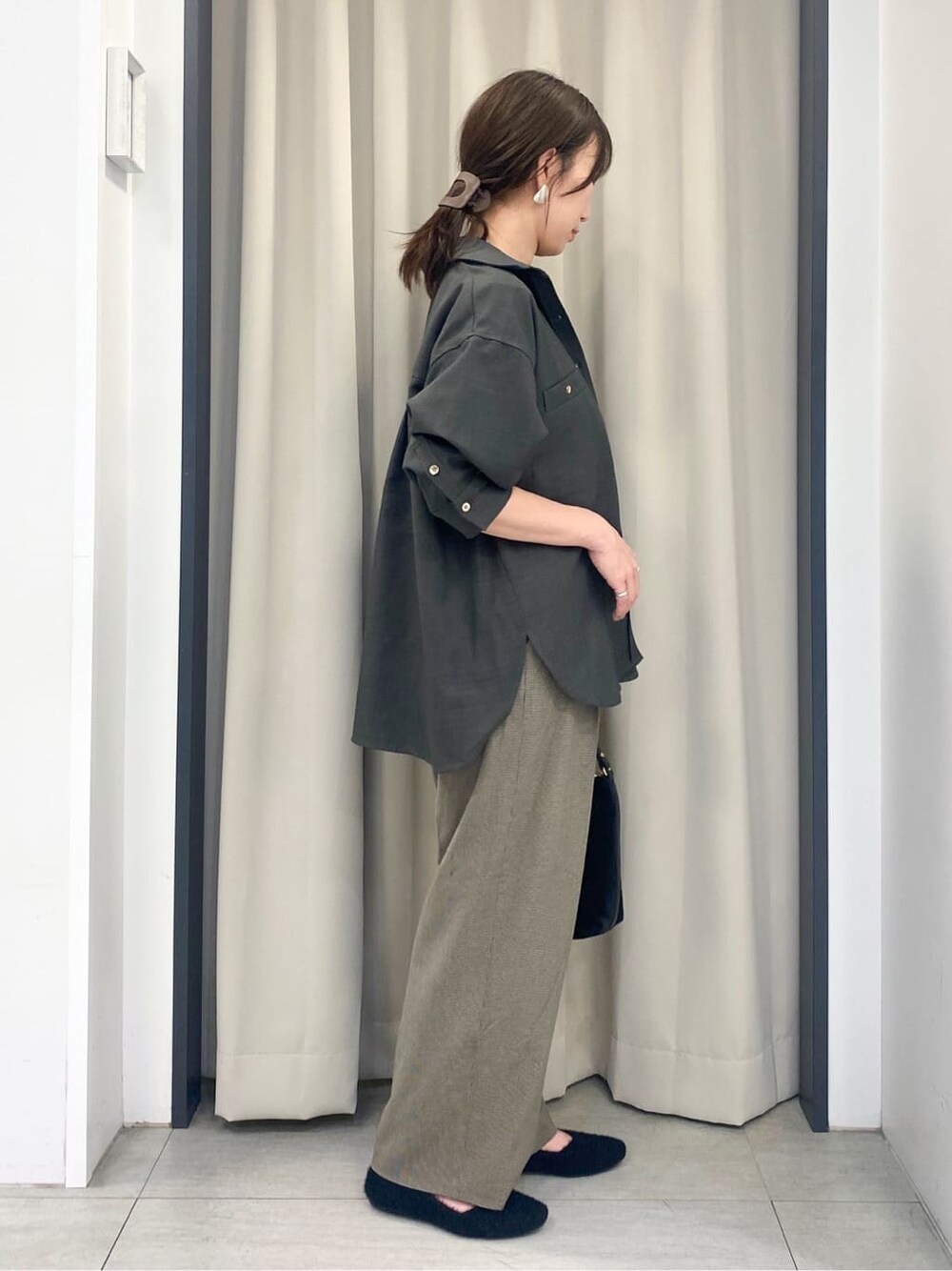 ブラウン系のシャツ/ブラウス、ブルー系のTシャツ/カットソー、ブラウン系のその他パンツを着用したレディースの秋コーディネートの2枚目の写真