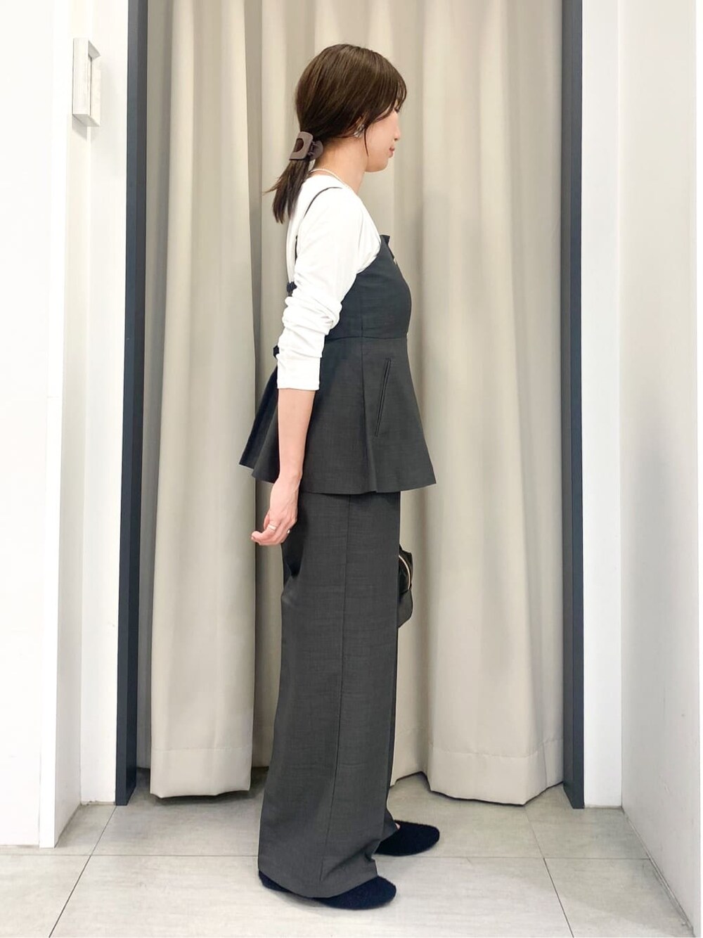 ブラウン系のシャツ/ブラウス、ブラウン系のその他パンツ、ホワイト系のTシャツ/カットソーを着用したレディースの秋コーディネートの2枚目の写真