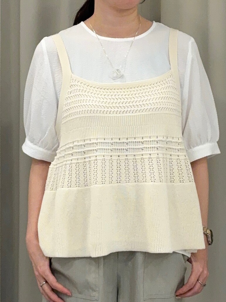 ホワイト系のその他トップス、ベージュ系のその他パンツ、ベージュ系のショルダーバッグを着用したレディースの春コーディネートの4枚目の写真