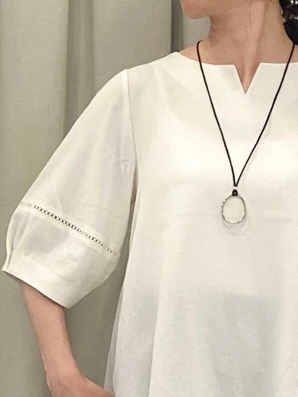 ホワイト系のシャツ/ブラウス、ブラウン系のその他パンツ、ブラック系のボストンバッグを着用したレディースの夏コーディネートの4枚目の写真