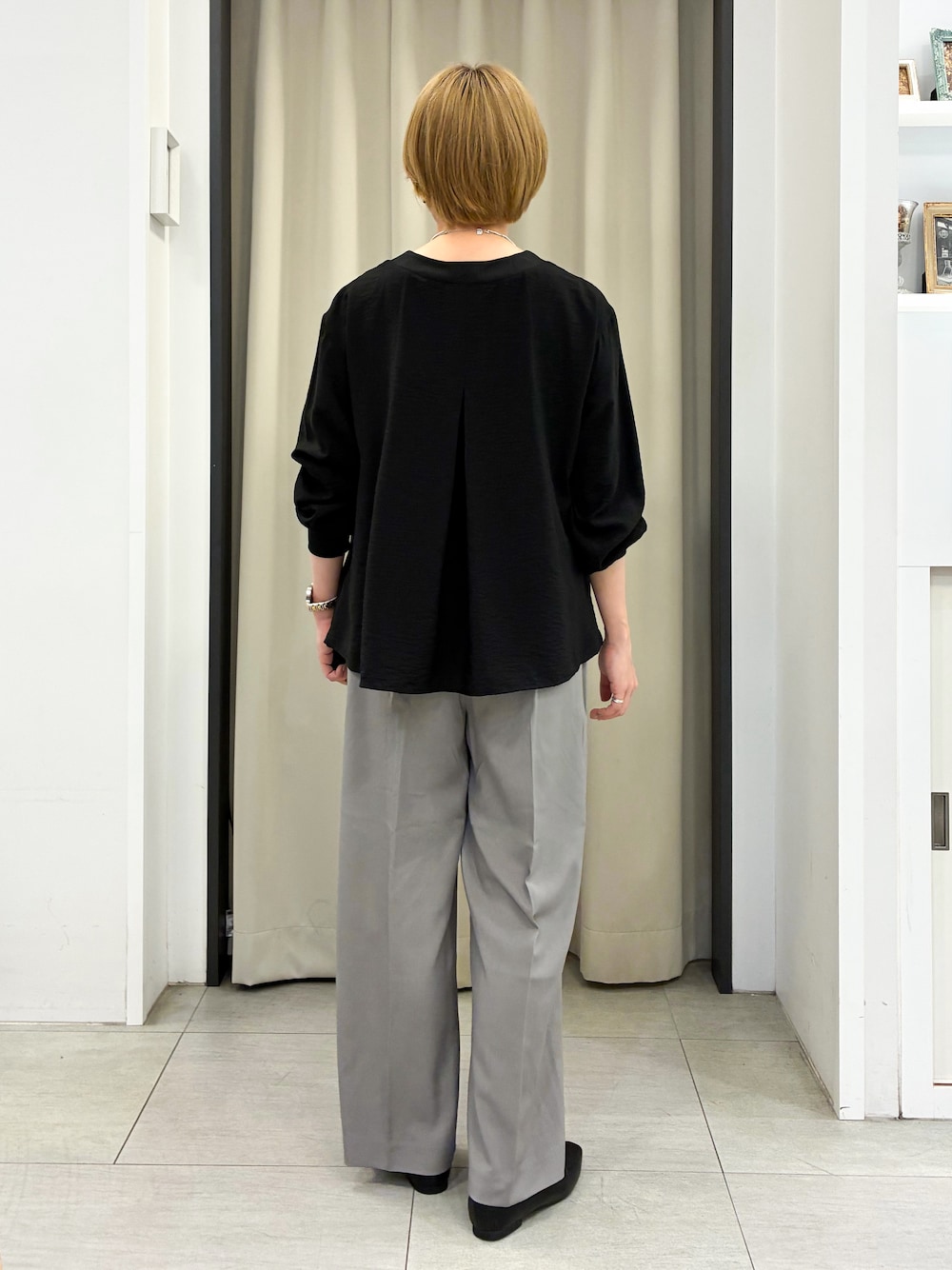 ブラック系のカーディガン/ボレロ、ブラック系のタンクトップ、グレー系のその他パンツを着用したレディースの夏コーディネートの3枚目の写真