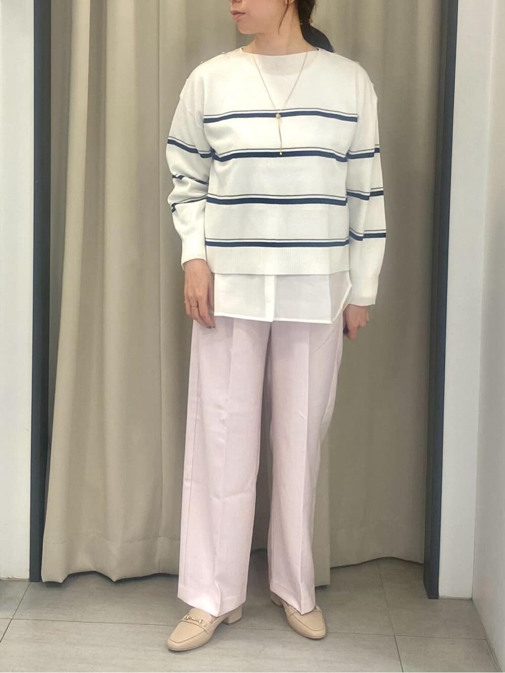 ホワイト系のニット/セーター、ホワイト系のTシャツ/カットソー、ピンク系のその他パンツを着用したレディースの冬コーディネートの4枚目の写真