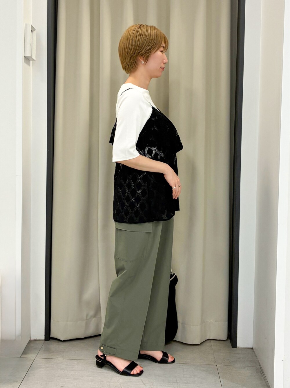 ブラック系のタンクトップ、ホワイト系のTシャツ/カットソー、グリーン系のその他パンツを着用したレディースの春コーディネートの2枚目の写真