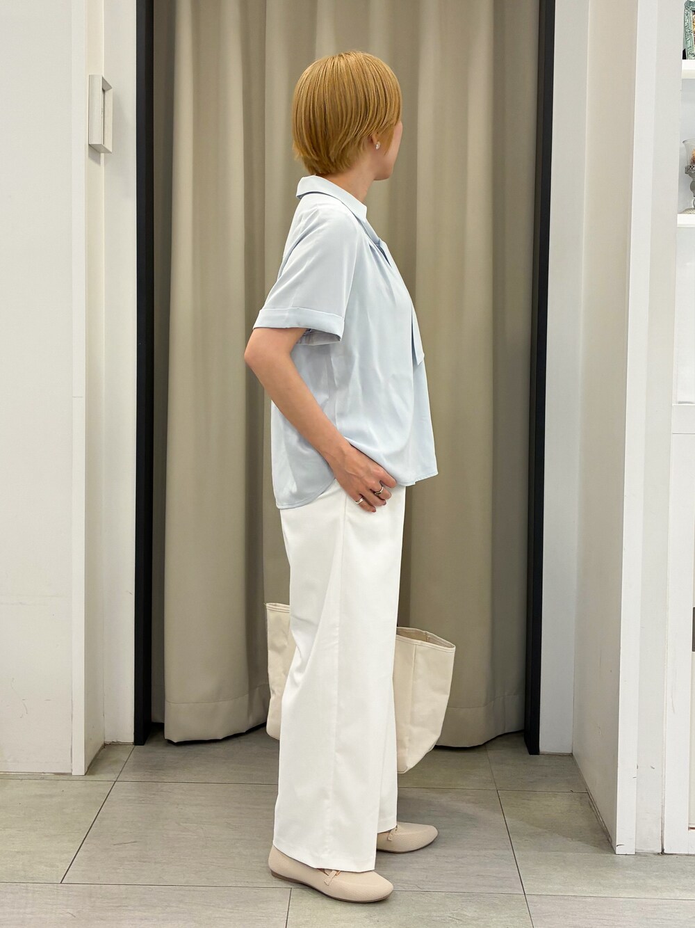 ブルー系のシャツ/ブラウス、ホワイト系のその他パンツ、ベージュ系のトートバッグを着用したレディースの夏コーディネートの2枚目の写真