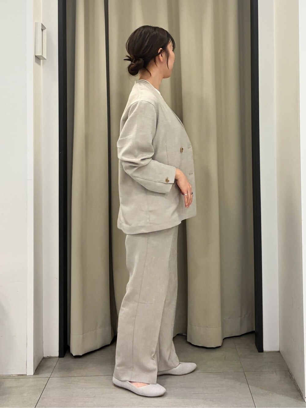 ベージュ系のノーカラージャケット、ホワイト系のTシャツ/カットソー、ベージュ系のその他パンツを着用したレディースの春コーディネートの2枚目の写真
