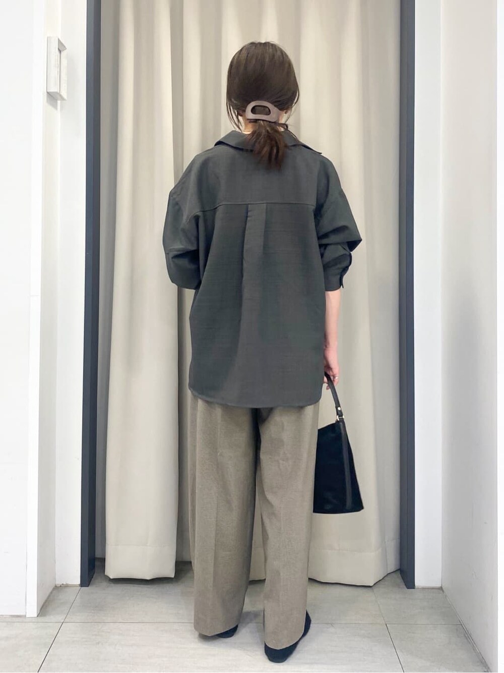 ブラウン系のシャツ/ブラウス、ブルー系のTシャツ/カットソー、ブラウン系のその他パンツを着用したレディースの秋コーディネートの3枚目の写真