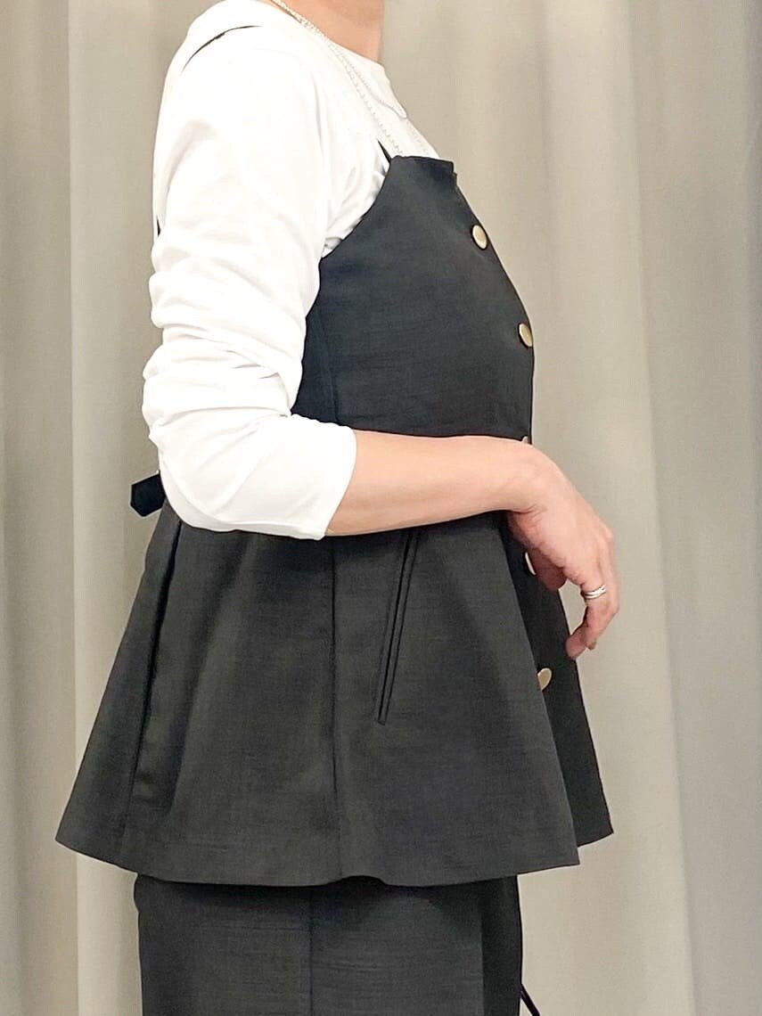 ブラウン系のシャツ/ブラウス、ブラウン系のその他パンツ、ホワイト系のTシャツ/カットソーを着用したレディースの秋コーディネートの5枚目の写真