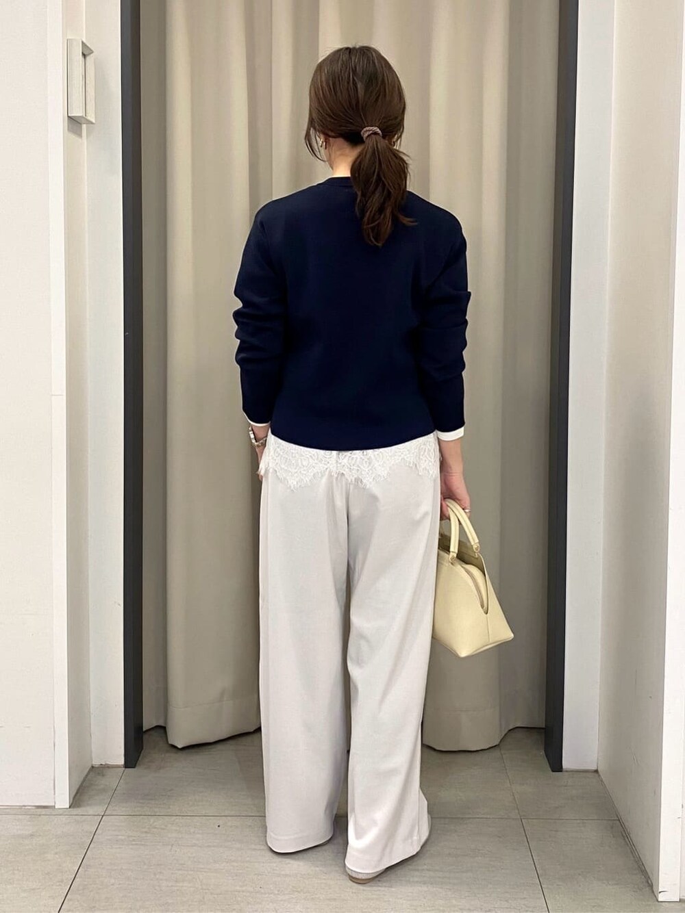 ブルー系のカーディガン/ボレロ、ホワイト系のTシャツ/カットソー、ベージュ系のその他パンツを着用したレディースの冬コーディネートの3枚目の写真