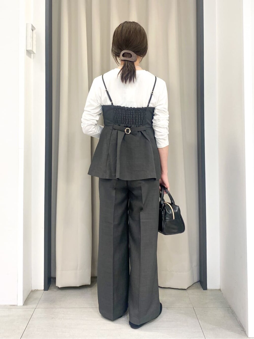 ブラウン系のシャツ/ブラウス、ブラウン系のその他パンツ、ホワイト系のTシャツ/カットソーを着用したレディースの秋コーディネートの3枚目の写真