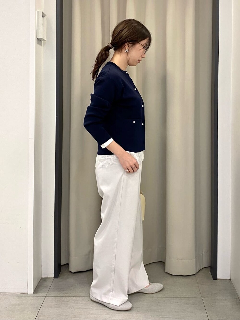 ブルー系のカーディガン/ボレロ、ホワイト系のTシャツ/カットソー、ベージュ系のその他パンツを着用したレディースの冬コーディネートの2枚目の写真