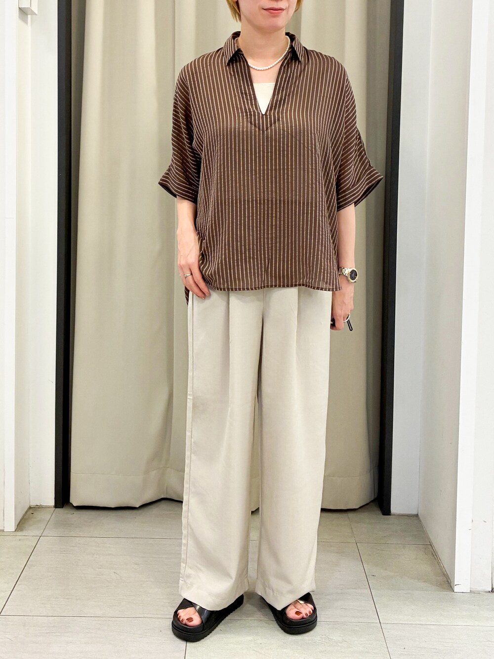 ブラウン系のシャツ/ブラウス、ベージュ系のその他パンツ、ブラック系のトートバッグを着用したレディースの夏コーディネートの4枚目の写真