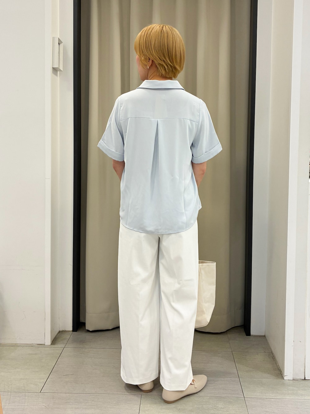 ブルー系のシャツ/ブラウス、ホワイト系のその他パンツ、ベージュ系のトートバッグを着用したレディースの夏コーディネートの3枚目の写真