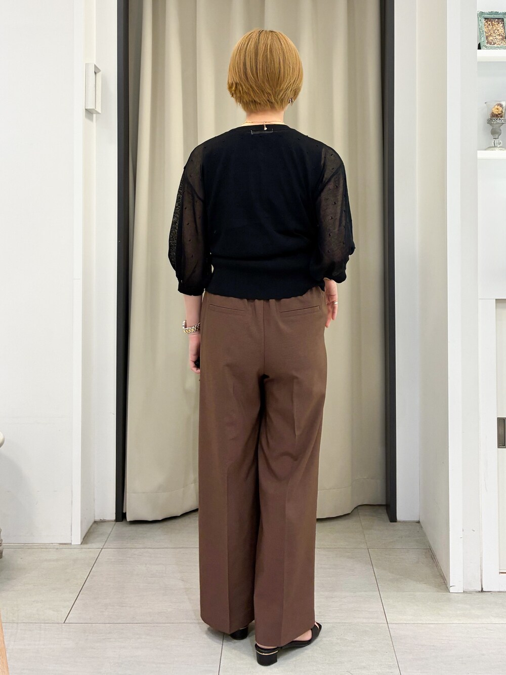 ブラック系のカーディガン/ボレロ、グレー系のタンクトップ、ブラウン系のその他パンツを着用したレディースの夏コーディネートの3枚目の写真