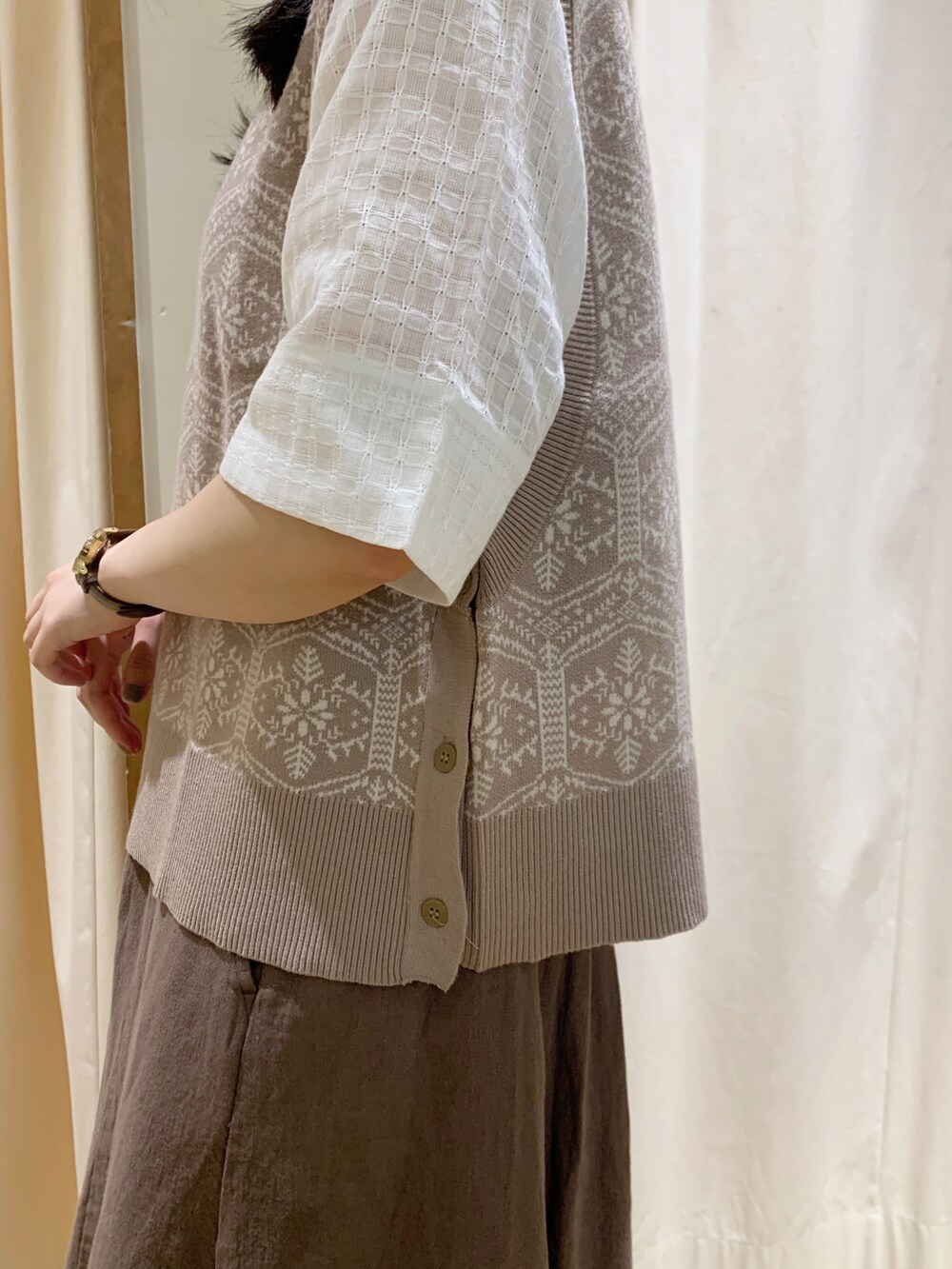 ベージュ系のベスト、ホワイト系のシャツ/ブラウス、ホワイト系のTシャツ/カットソーを着用したレディースの夏コーディネートの5枚目の写真