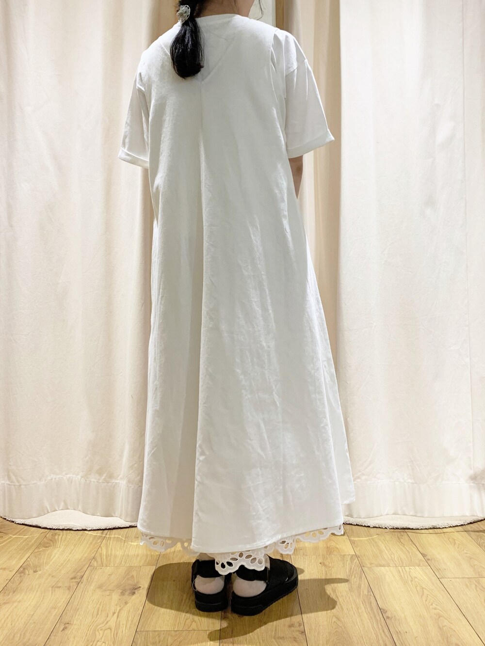 ホワイト系のワンピース、ホワイト系のTシャツ/カットソー、ホワイト系のTシャツ/カットソーを着用したレディースの夏コーディネートの4枚目の写真