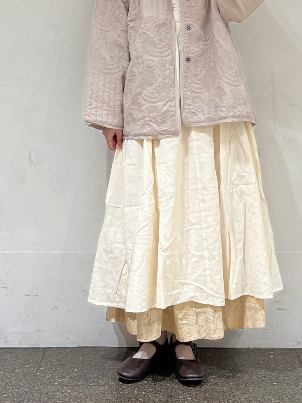 「ゆるコーデ、サマンサ モスモス(Samansa Mos2)、Samansa Mos2、ナチュラル、ガーリー、秋コーデ、THUHARU bySamansa Mos2」｜「TSUHARU by Samansa Mos2のフラワーステッチキルトジャケット（ノーカラージャケット、ベージュ系）」を使った、marin.🐏さん（レディース・160cm）の秋コーディネートの5枚目の写真