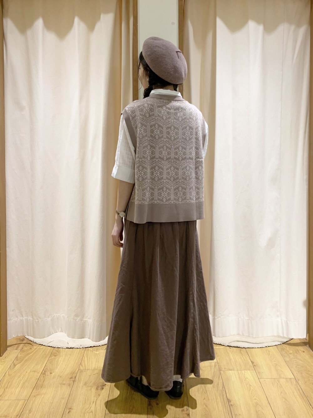 ベージュ系のベスト、ホワイト系のシャツ/ブラウス、ホワイト系のTシャツ/カットソーを着用したレディースの夏コーディネートの3枚目の写真