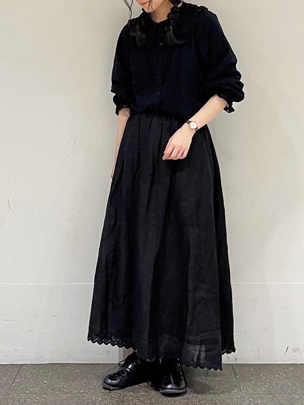 ブラック系のシャツ/ブラウス、ブラック系のスカートを着用したレディースの冬コーディネートの5枚目の写真